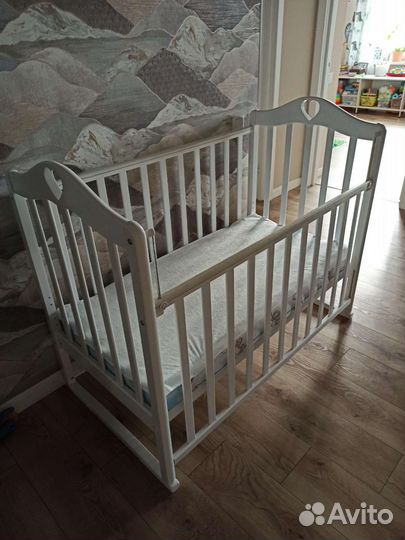Детская кроватка с маятником