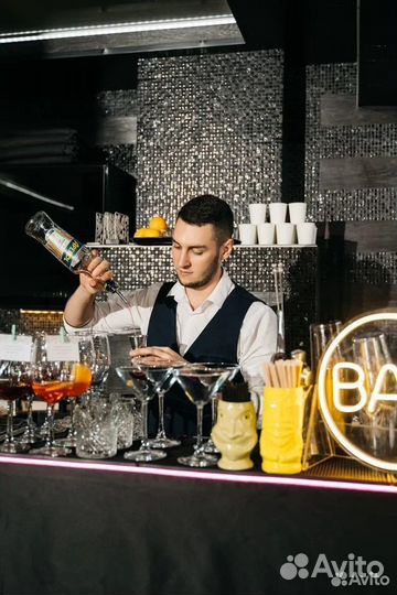 Бармен на мероприятие, пирамида из шампанского