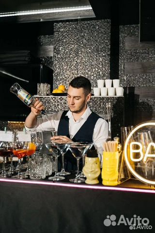 Бармен на мероприятие, пирамида из шампанского