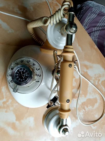 Старинный телефонный аппарат