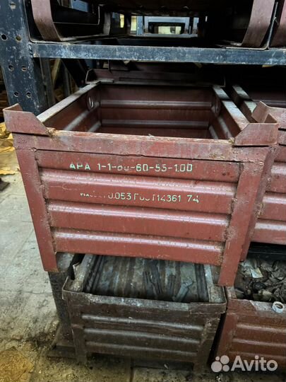 Металлические ящики со стеллажами для них