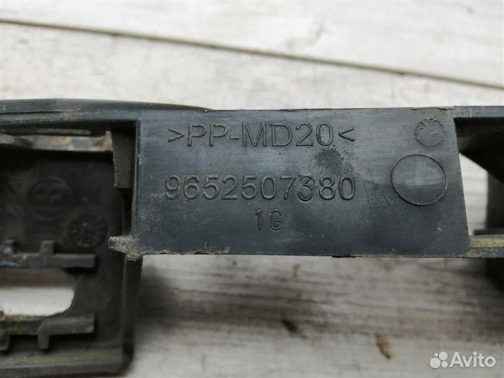 Кронштейн переднего бампера левый Citroen C4 2.0