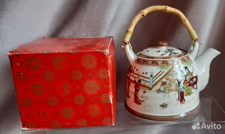 Фарфоровый чайник