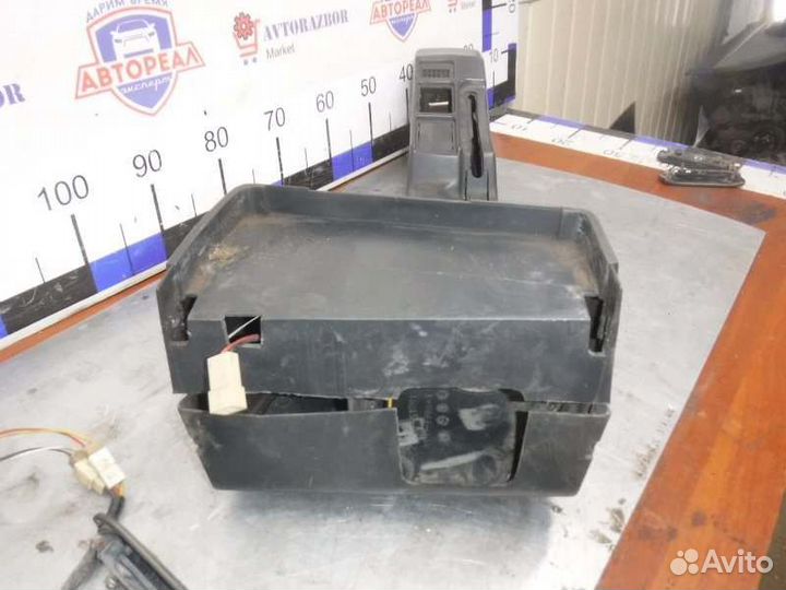 Консоль между сидений Ваз 2110 1.5 16V 2001