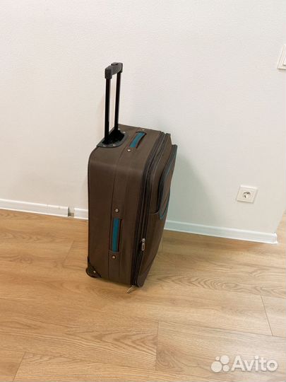Чемодан на колесах размер m