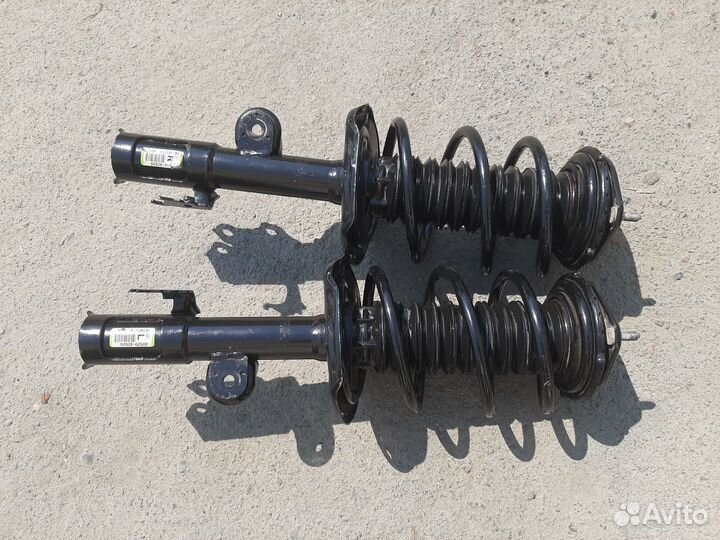 Стойка передняя правая Новая Rav4 40