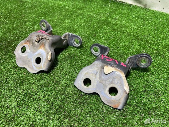 Петля двери передняя левая Toyota Land Cruiser