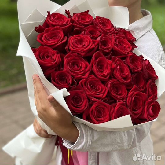 Красные длинные розы в букете