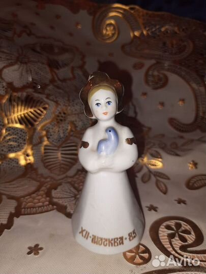 Статуэтка Девушка с голубем 1985г. СССР