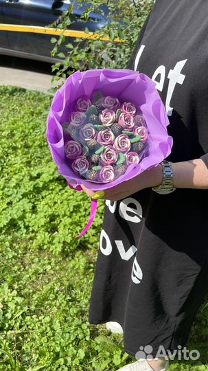 Букет из шоколадных роз,малинок,ежевик и лстиков