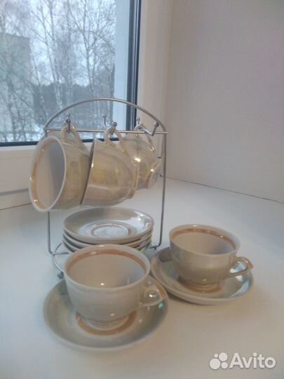 Кофейные чашечки с блюдцами на подставке
