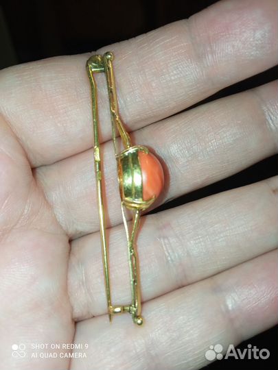Антикварная золотая брошь с кораллом