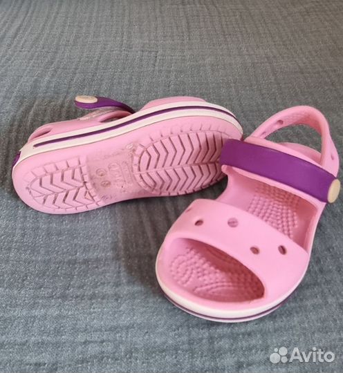 Босоножки для девочки crocs