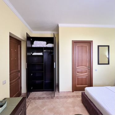 Комната 25 м² в 4-к., 1/3 эт.
