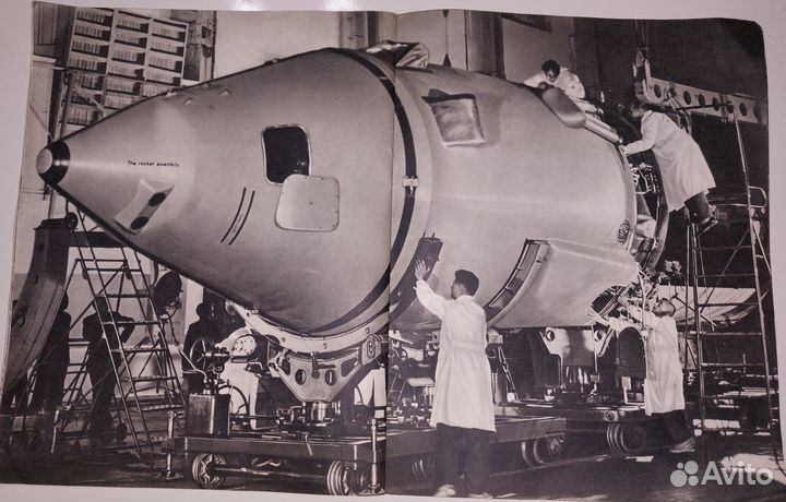 Журнал Man in Space с автографом Беляева и Леонова