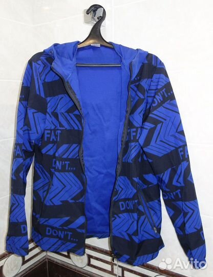 Лёгкая куртка с капюшоном размер XL