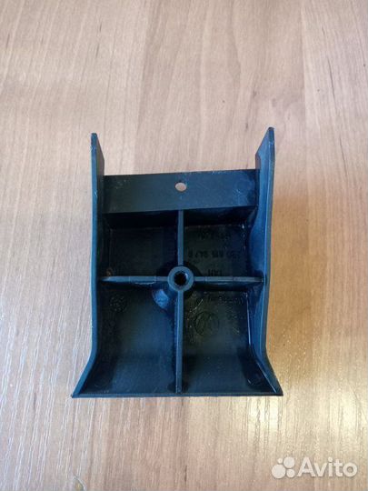 Крепёж салонного фильтра Volkswagen Passat B5