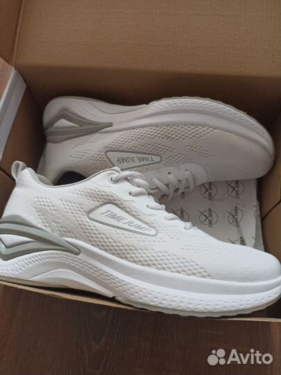 Кроссовки женские