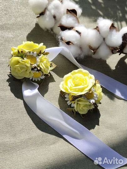 Браслет и бутоньерка розы с ромашками