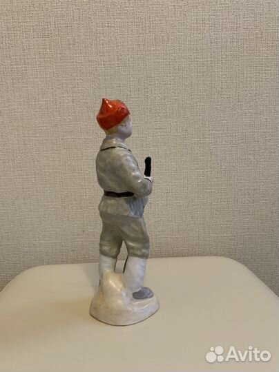 Фарфоровая статуэтка 