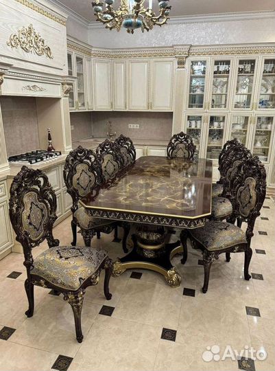 Большой обеденный стол и стулья