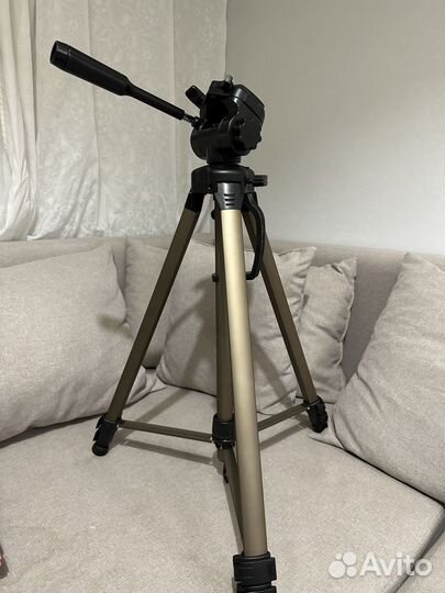 Вспышка и штатив для фотоаппаратов Nikon