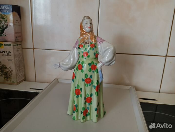 Статуэтка фарфоровая