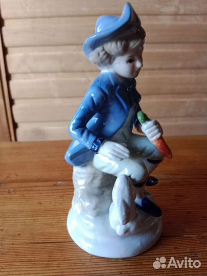 Статуэтка фарфор