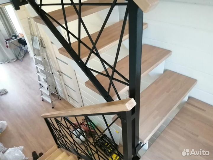 Лестница с ограждением из металла