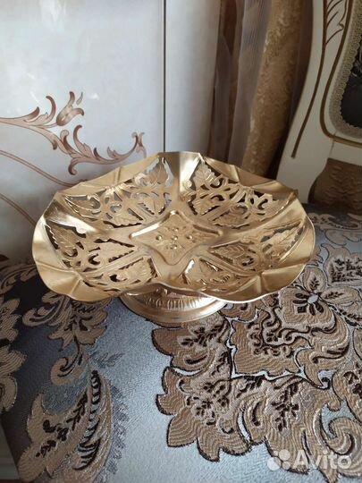 Метал ваза золотая