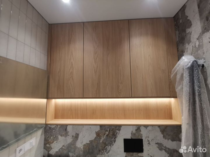 Встроенный шкаф над инсталяцией