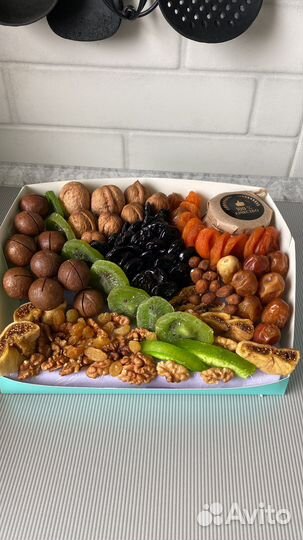 Набор из орехов и сухофруктов