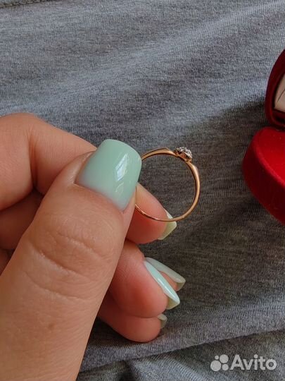 Золотое кольцо с бриллиантом