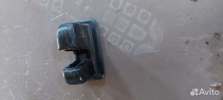 Кожух замка багажника на Volkswagen Passat B6