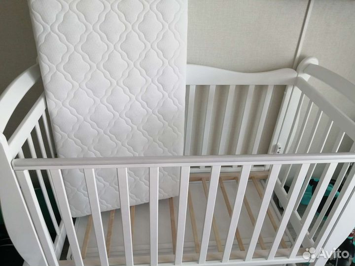 Детская кроватка с маятником и ящиком