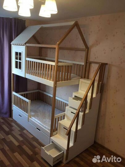 Кровать из массива домик