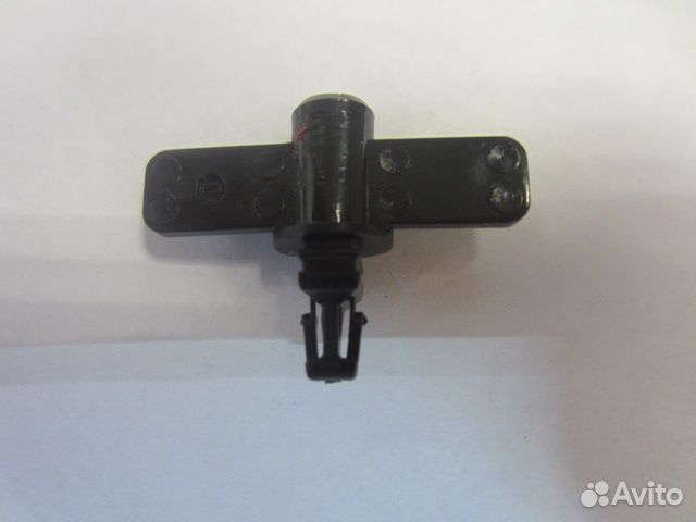 Крепление крышки омывателя к форсунке