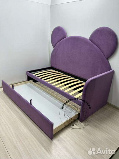 Детская кровать с мягкой спинкой
