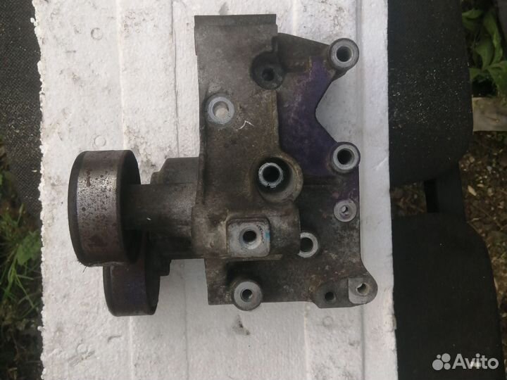 Кронштейн крепления роликов-натяжителя ремня G4KF