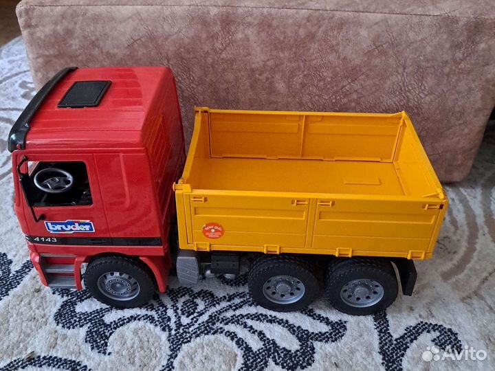 Игрушечный грузовик bruder