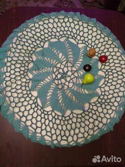 Двухцветная ажурная скатерть на круглый стол
