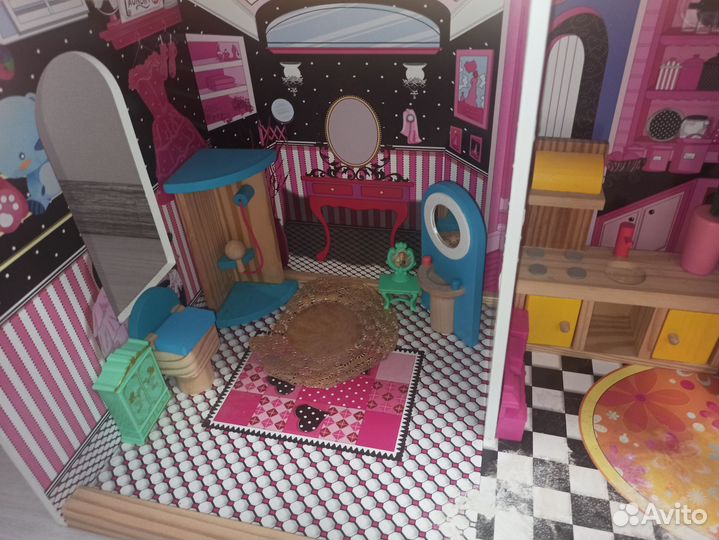 Большой кукольный домик с мебелью