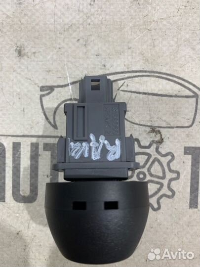 Кнопка аварийной сигнализации Toyota Rav4 A30