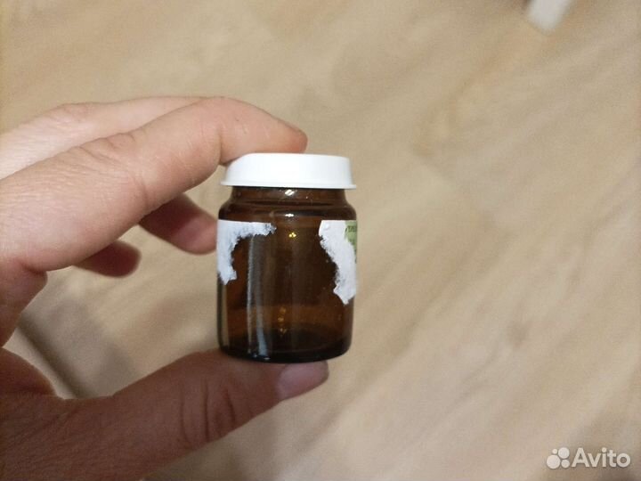 Маленькие стеклянные баночки пузырьки