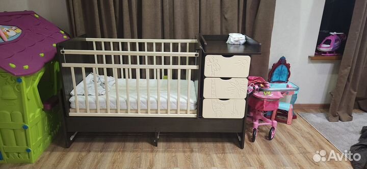 Детская кроватка с маятником и комодом