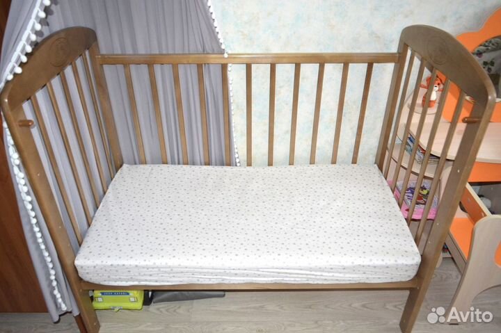 Детская кроватка с маятником и с матрасом