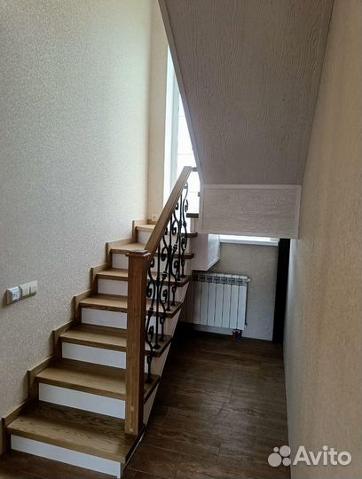 Лестница с площадкой на второй этаж