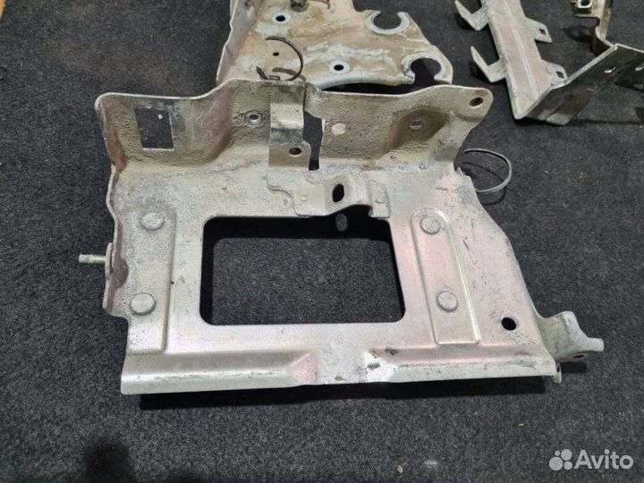 Крепление аккумулятора Nissan Juke F15 1.6 DDT