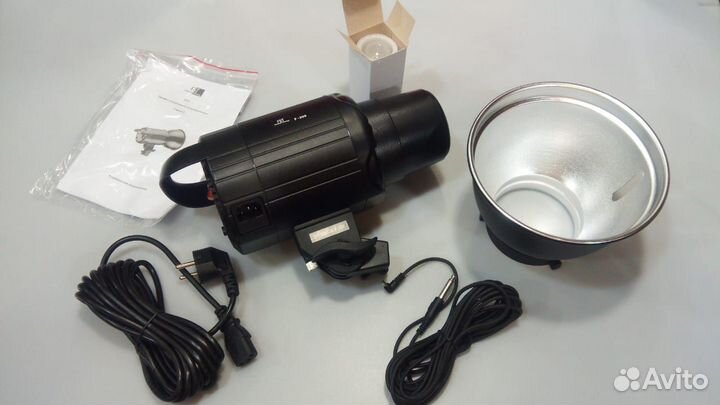 FST F-300 вспышка студийная с рефлектором