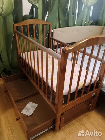 Детская кроватка с продольным маятником и ящиком
